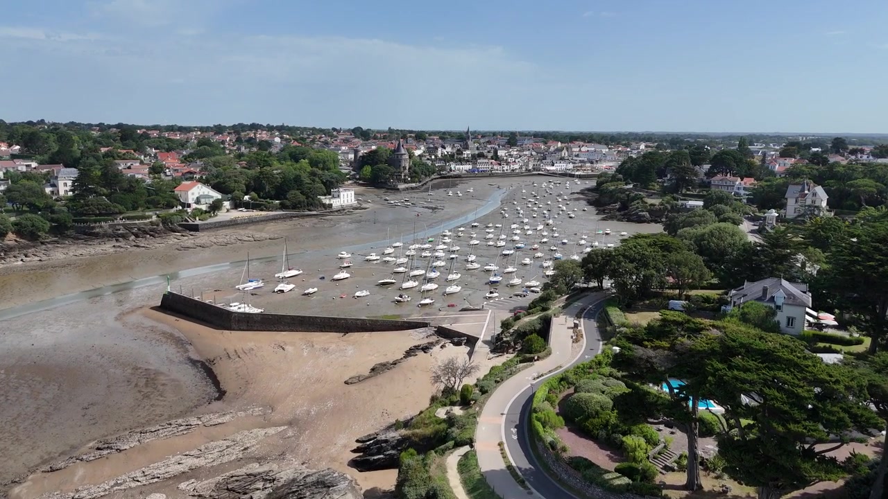 Pornic, Bretanha, França, porto antigo, vista aérea de drone, filmagem 4K