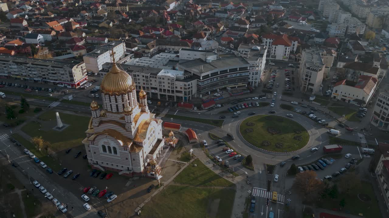 vuelo panorámico de drones aéreos alrededor de una rotonda y la iglesia ortodoxa catedrala sfântul ioan botezătorul y el castillo cetatea făgărașului de fagaras en rumania - făgăraș en românia - vista de pájaro