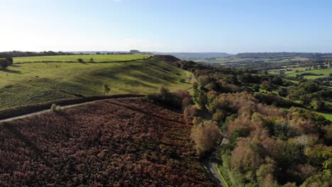 Toma-Panorámica-Aérea-Derecha-De-Hartridge-Hill-Mirando-Hacia-El-Sur-Por-El-Valle-De-La-Nutria,-Devon,-Inglaterra