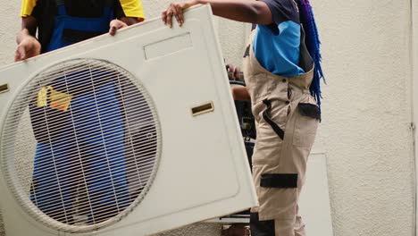 Ingenieure-öffnen-Fehlerhaftes-HVAC-System