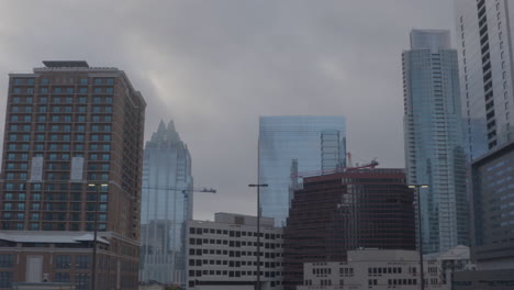 panorámica ancha de izquierda a derecha en el horizonte nublado de austin, texas