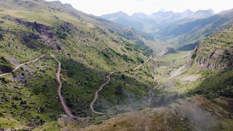 pirineos españoles, huesca, españa - vista aérea de drones de la ruta de senderismo en el valle de aguas tuertas