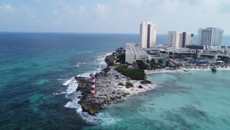 Aérea-Del-Faro-De-Punta-Cancún,-Un-Hito-Distinguido-En-Cancún,-México,-Con-Vistas-Panorámicas-De-La-Península-Rodeada-De-Aguas-Turquesas