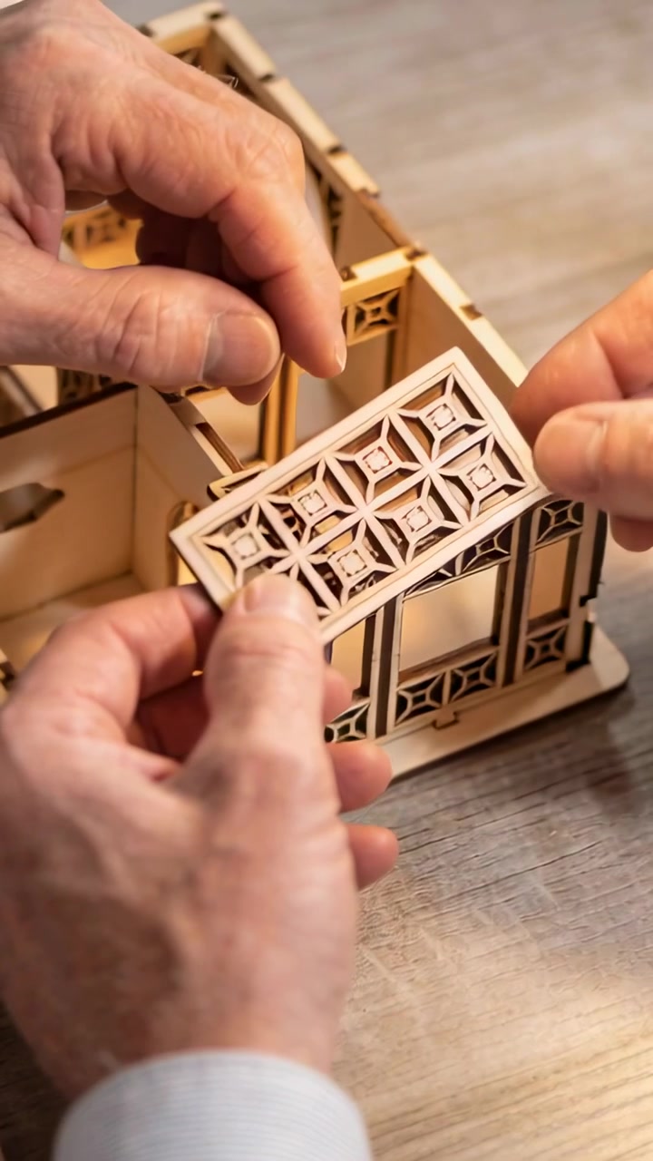 Video verticale: Scelta di un reticolo, mani di un uomo con polsino che si allineano, sollevando un pannello sulla scrivania per adattarlo a un modello.