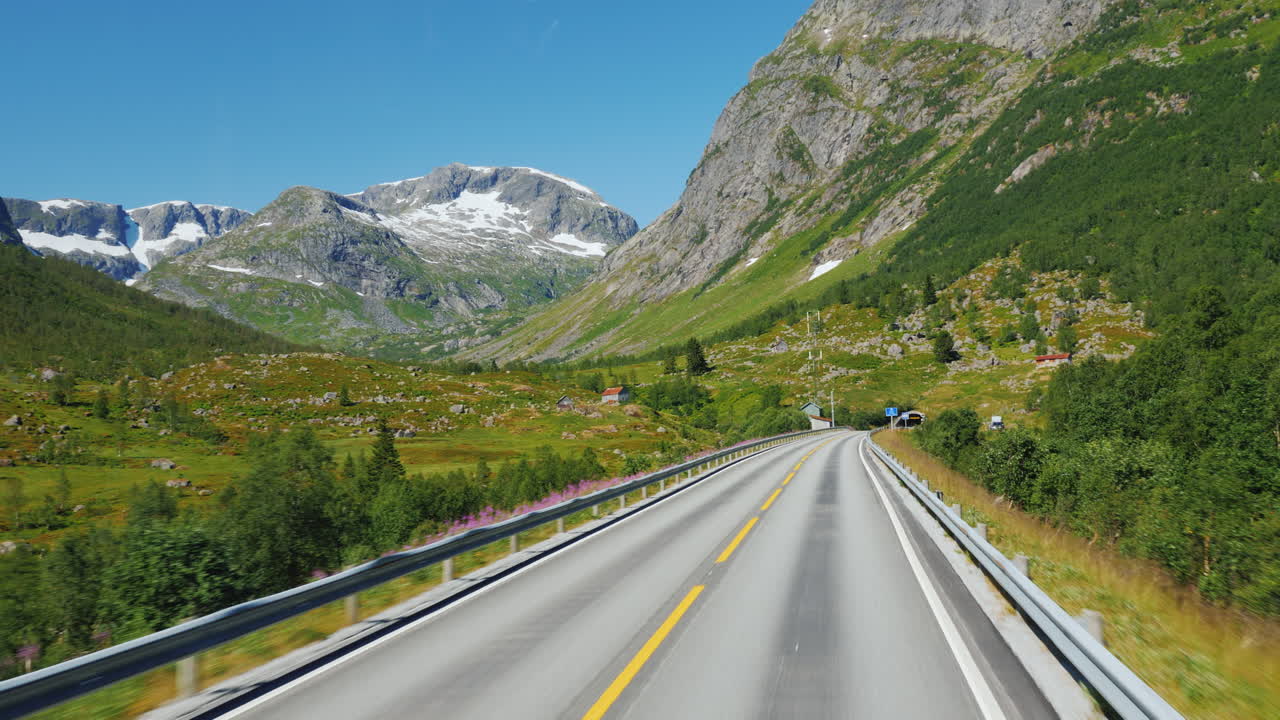 노르웨이 1인칭 시점의 산들 사이의 경치 좋은 길을 따라 가다