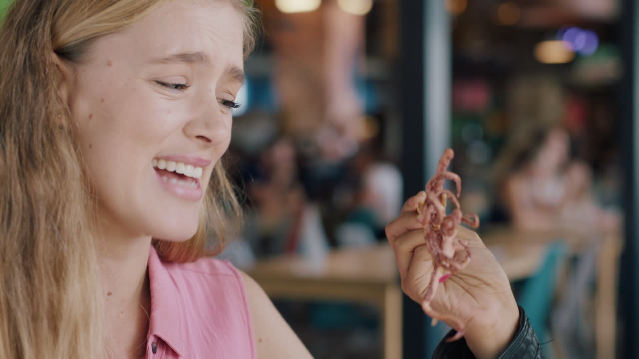 freundinnen essen im restaurant, zwei frauen genießen leckere ramen-nudeln, essen mit stäbchen, spaß haben, zusammen rumhängen, am wochenende gesellig sein.