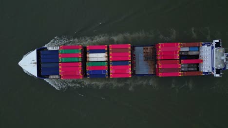 Beladenes-Containerschiff,-Das-Auf-Einem-Holländischen-Fluss-Segelt