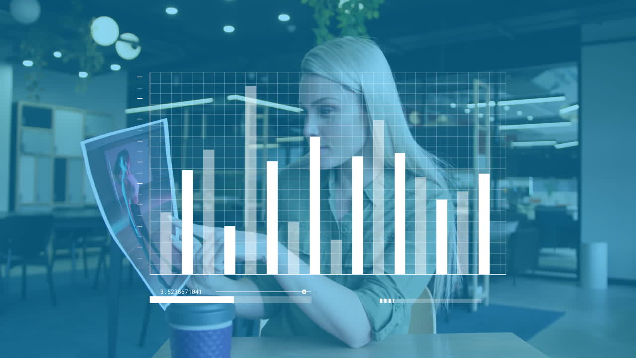 animación del procesamiento de datos financieros sobre una mujer de negocios caucásica en el cargo