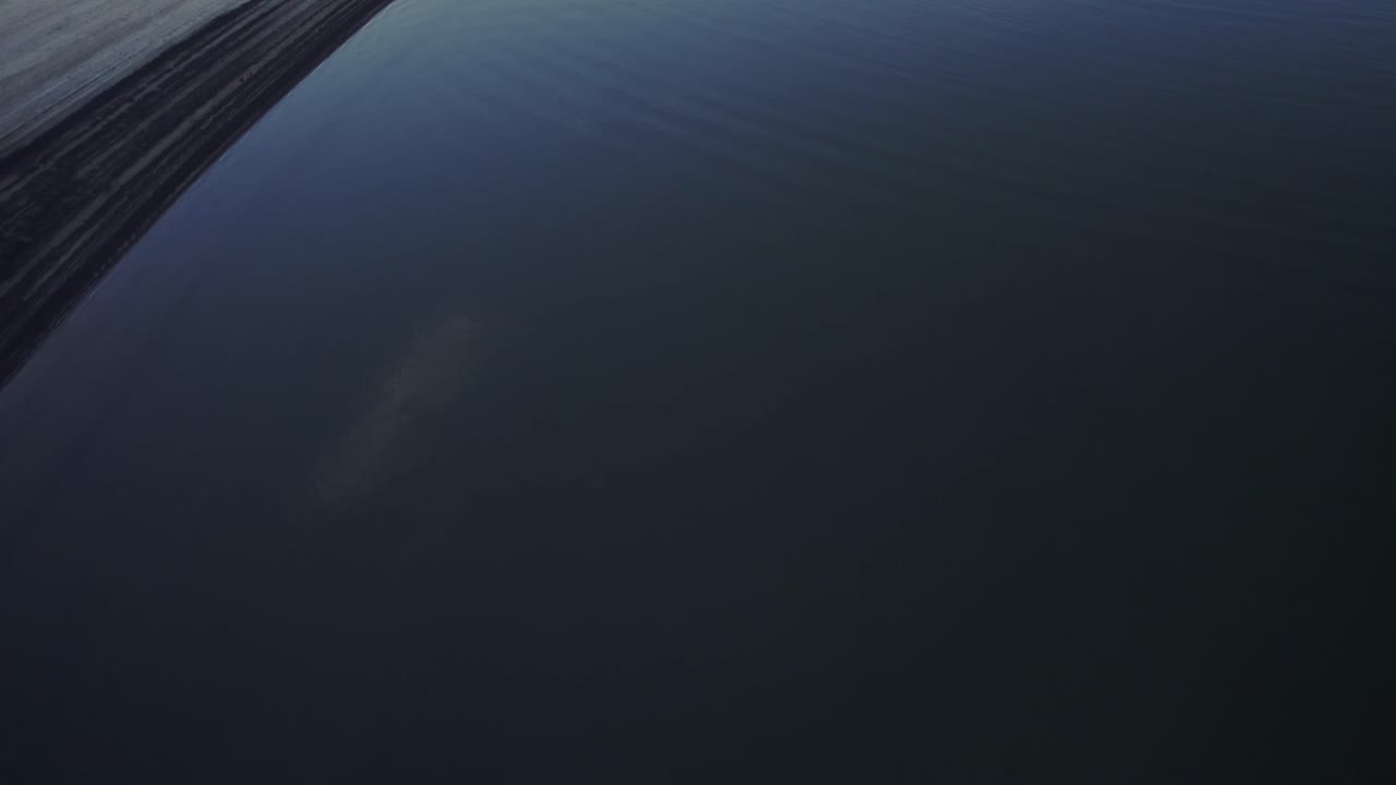 toma aérea de drones de la puesta de sol en el gran lago-1