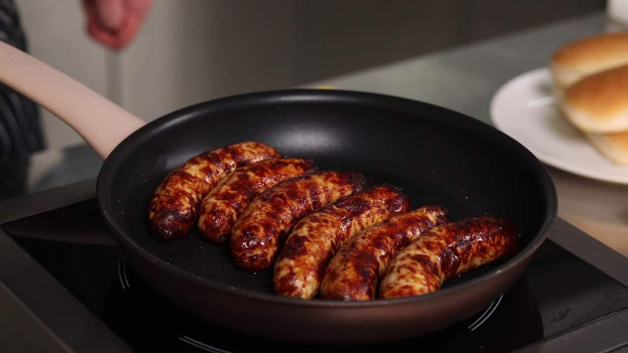 판에 소시지를 요리하는 것