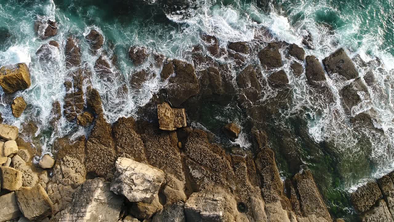 Volo sopra una scogliera e il mare in Portogallo