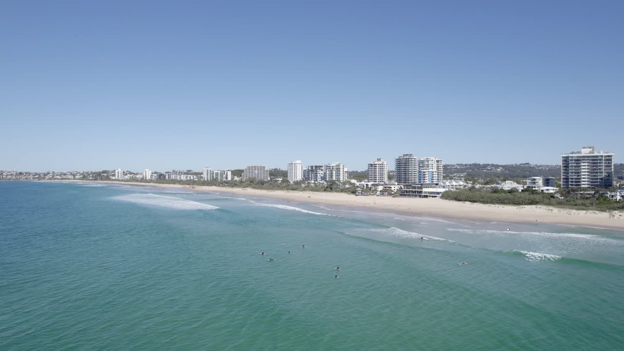 turistas en el agua en la playa de maroochydore, queensland, australia, toma aérea