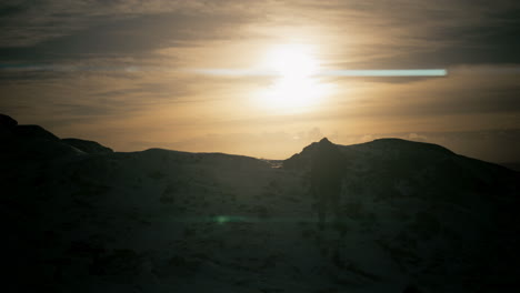 Silhouettenaufnahme-Eines-Wanderers,-Der-Den-Gipfel-Erreicht-Und-Die-Aussicht-Am-Lovstakken-Genießt