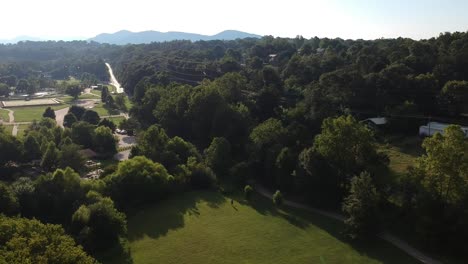 Tiro-En-Movimiento-Sobre-Carrier-Park-En-Asheville-Nc