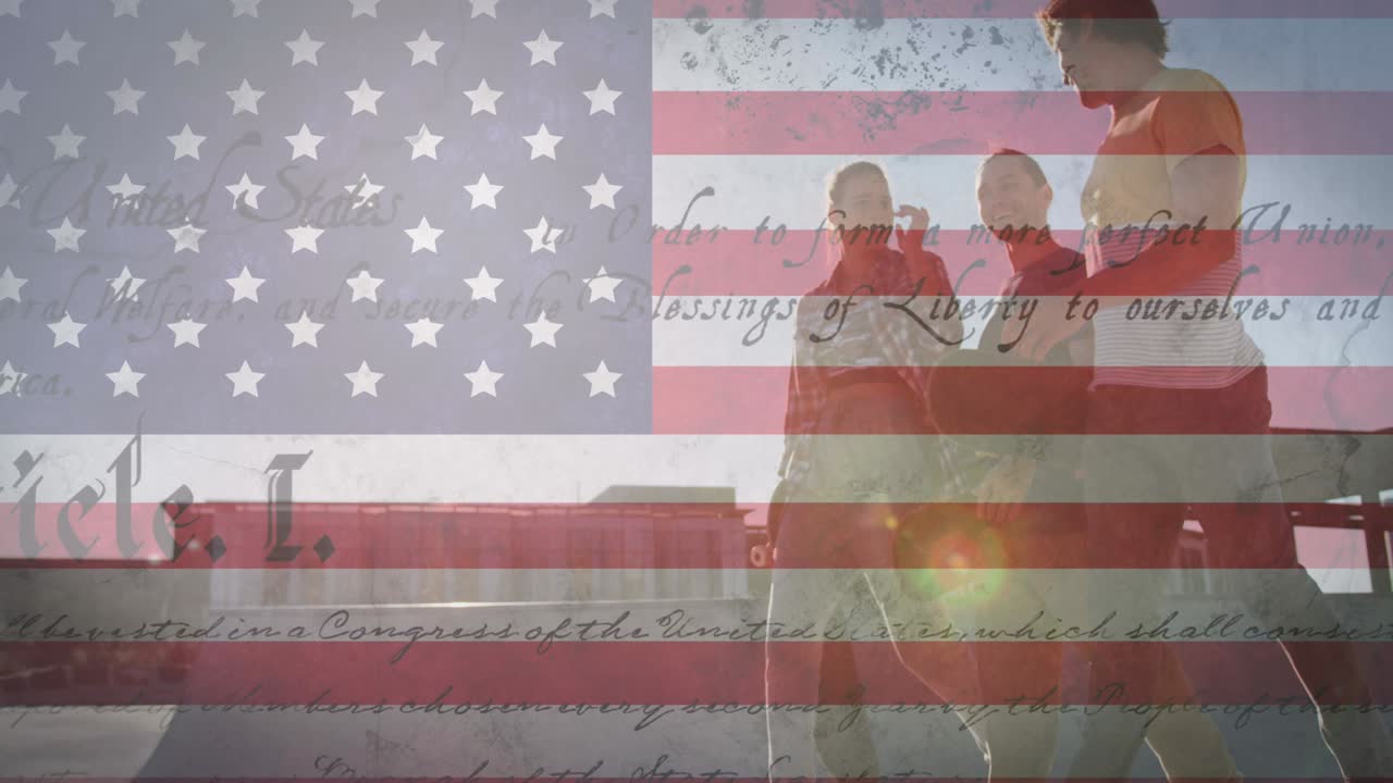 animación de la bandera de los estados unidos de américa sobre amigos felices en la playa