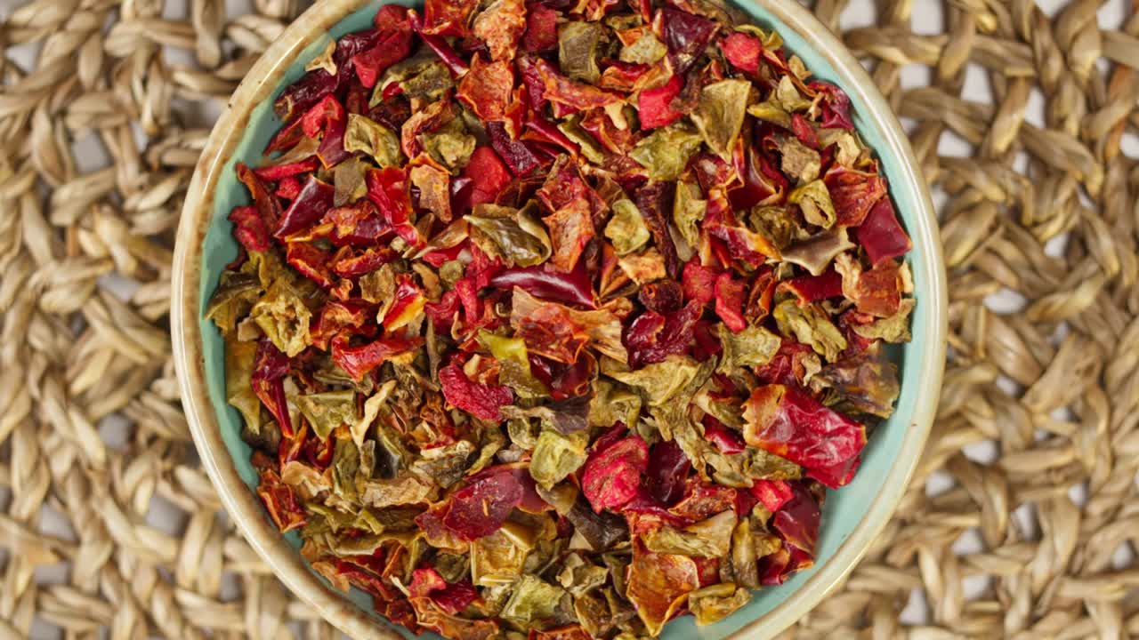 especias, hierbas secas, pimienta, vista superior giratoria. cocina de oriente medio. condimento para cocinar platos picantes. comida árabe o marroquí.