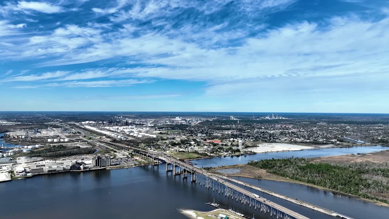 Pohled dronem na rušný most v Lake Charles, Louisiana, s rafinériemi v dálce