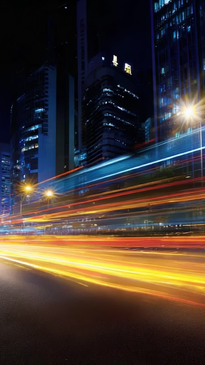 Paesaggio urbano notturno dinamico: scia luminosa a lunga esposizione e vita notturna urbana in una città moderna con grattacieli e traffico che scorre per le strade buie
