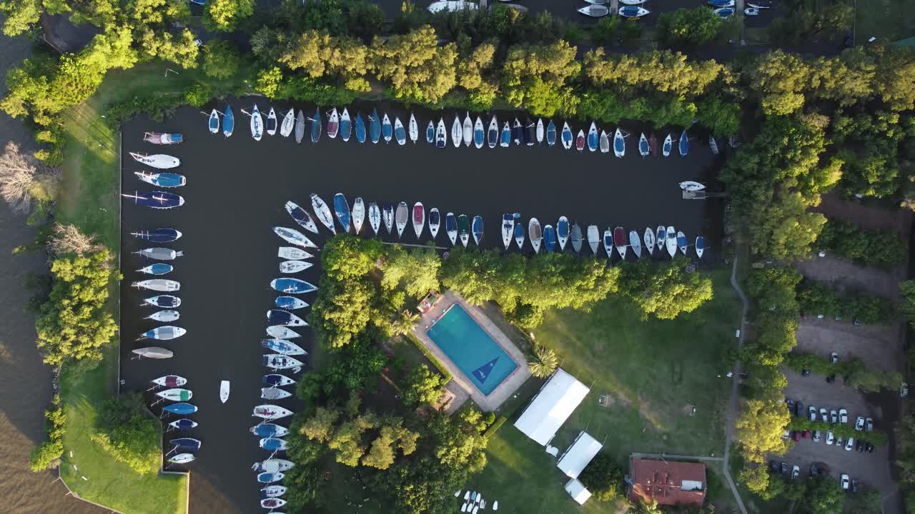 아르헨티나 부에노스아이레스 산 이시드로 요트 클럽에 정박한 보트