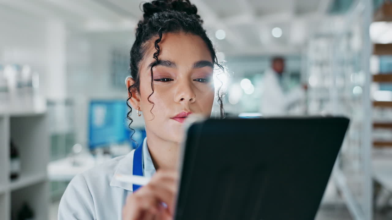 científico usando una tableta en un laboratorio