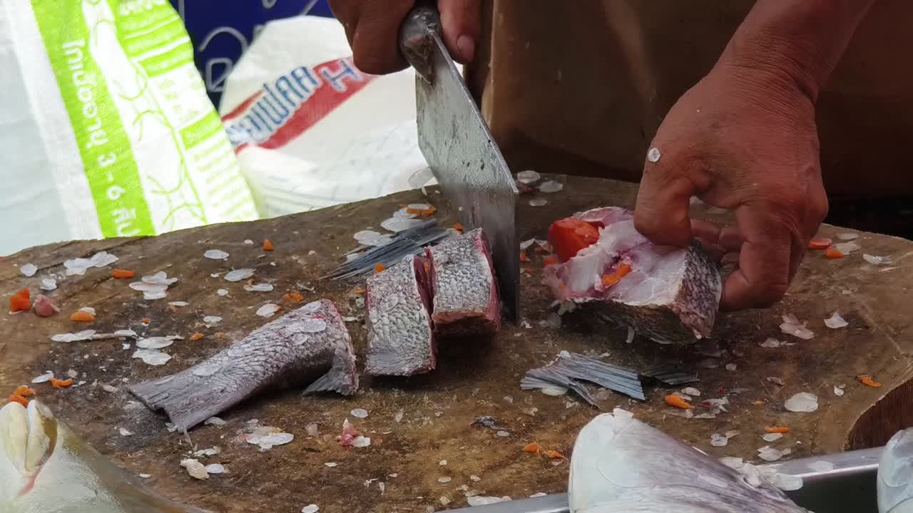 preparación de pescado en un mercado