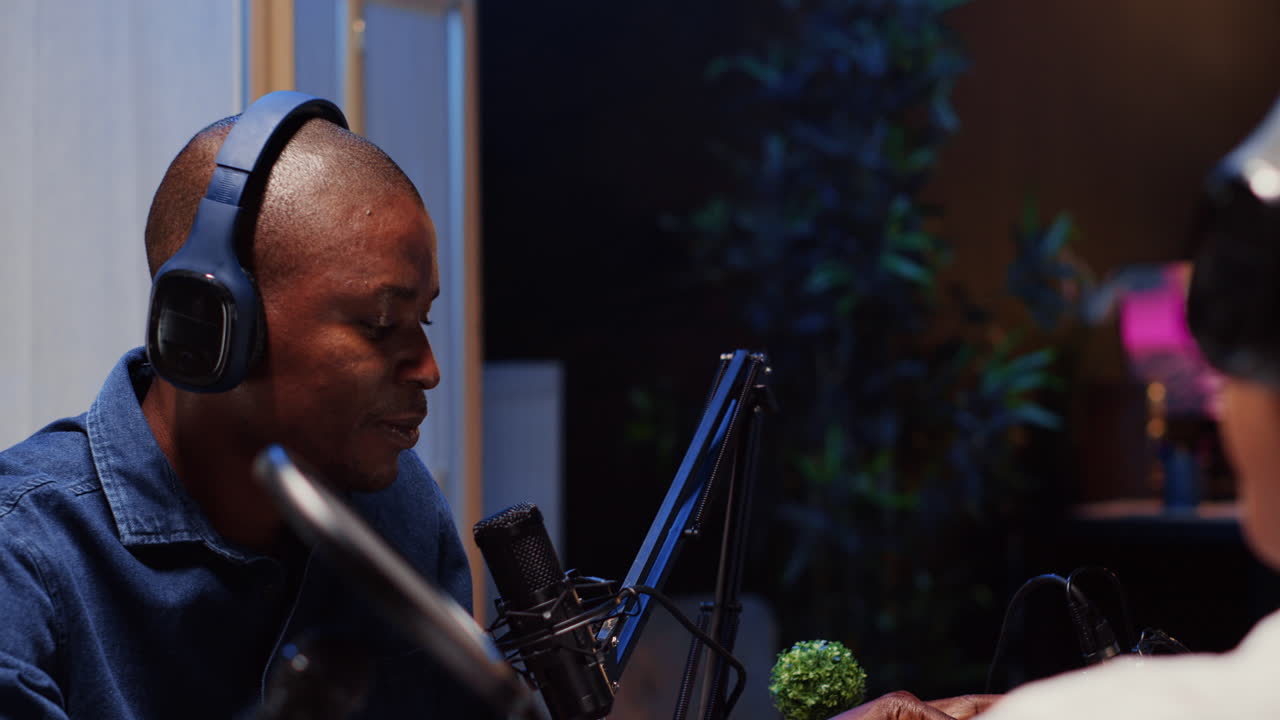 스튜디오에서 캐스트를 하는 사람, 헤드폰을 착용하고 전문 마이크로 말하는 사람