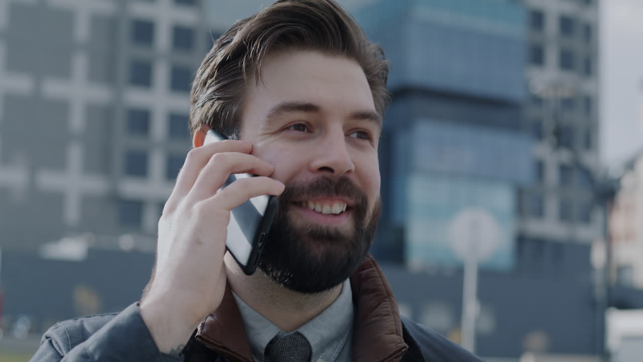 hombre de negocios en una llamada telefónica en la ciudad