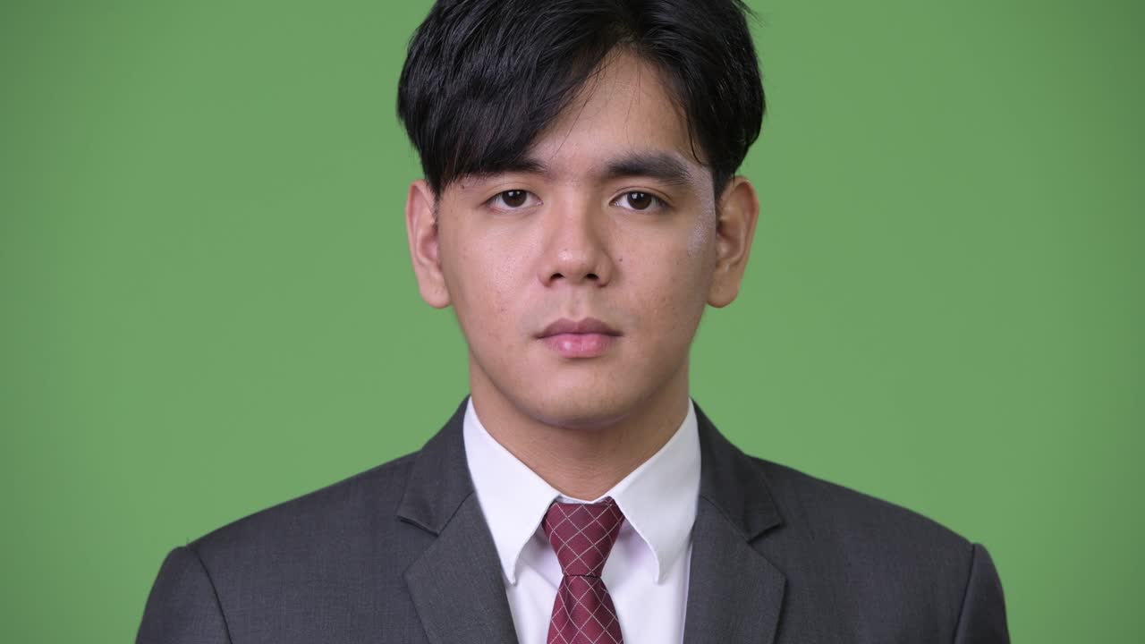 젊은 잘생긴 아시아 사업가 입을 는 세 지혜로운 원이 개념