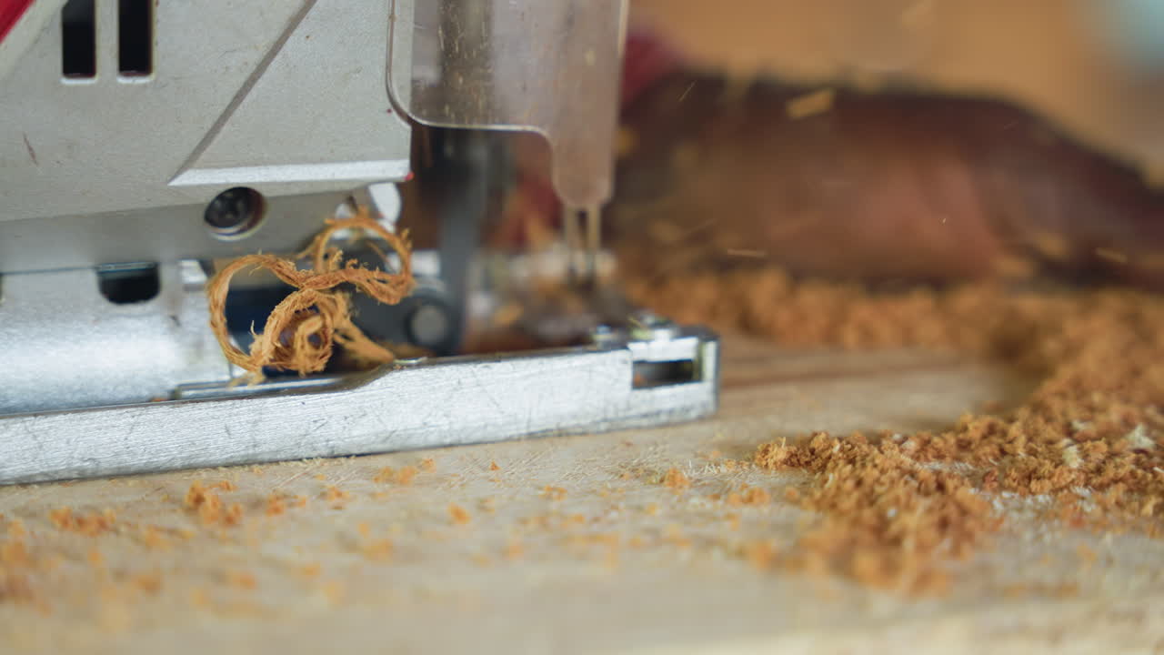 Carpinteiro forma aparas em espiral com serra elétrica. Cena de oficina com aparas de madeira e detalhes de ferramenta metálica. Imagem detalhada de artesão produzindo aparas de madeira encaracoladas em um espaço de trabalho com iluminação quente.