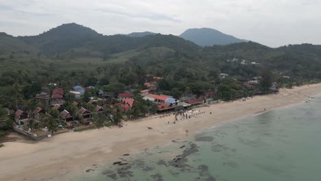 Moscas-Aéreas-De-Playa-A-Un-Pequeño-Complejo-Turístico-En-Koh-Lanta,-Tailandia