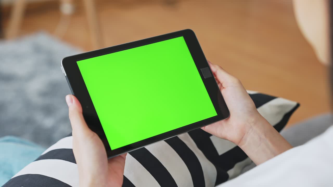 인터넷을 위해 녹색 화면을 가진 디지털 태블릿을 손에 들고 있는 여성의 클로즈업, 광고를 위해 크롬케이 화면.