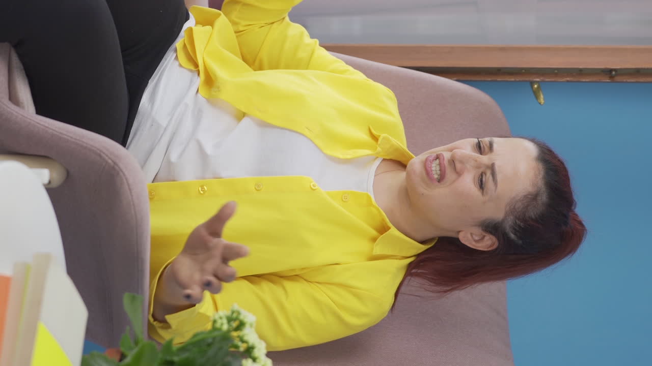 вертикальное видео агрессивной женщины.