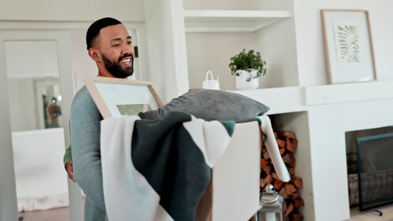 pareja feliz, caja y bienes raíces en el nuevo hogar