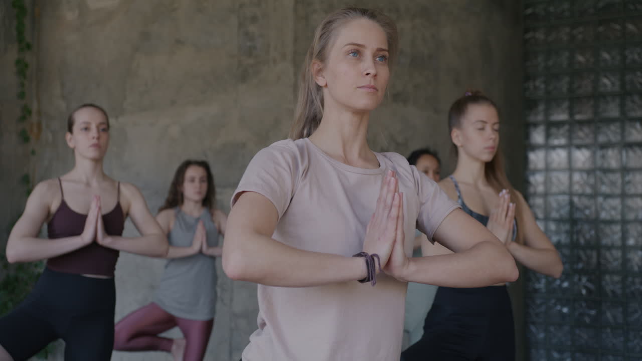 групповой класс йоги