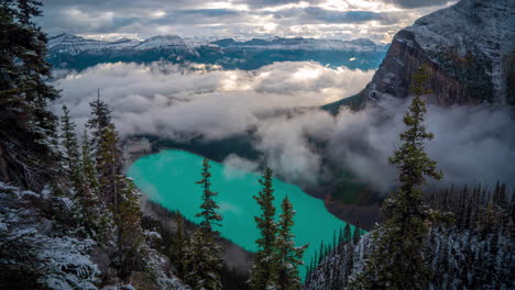 lapso de tiempo, vista panorámica del lago louise, parque nacional banff, alberta, canadá