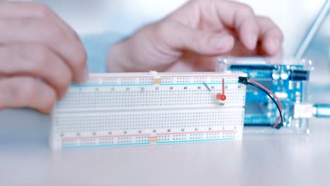 microcontrolador de ingeniería microelectrónica con led