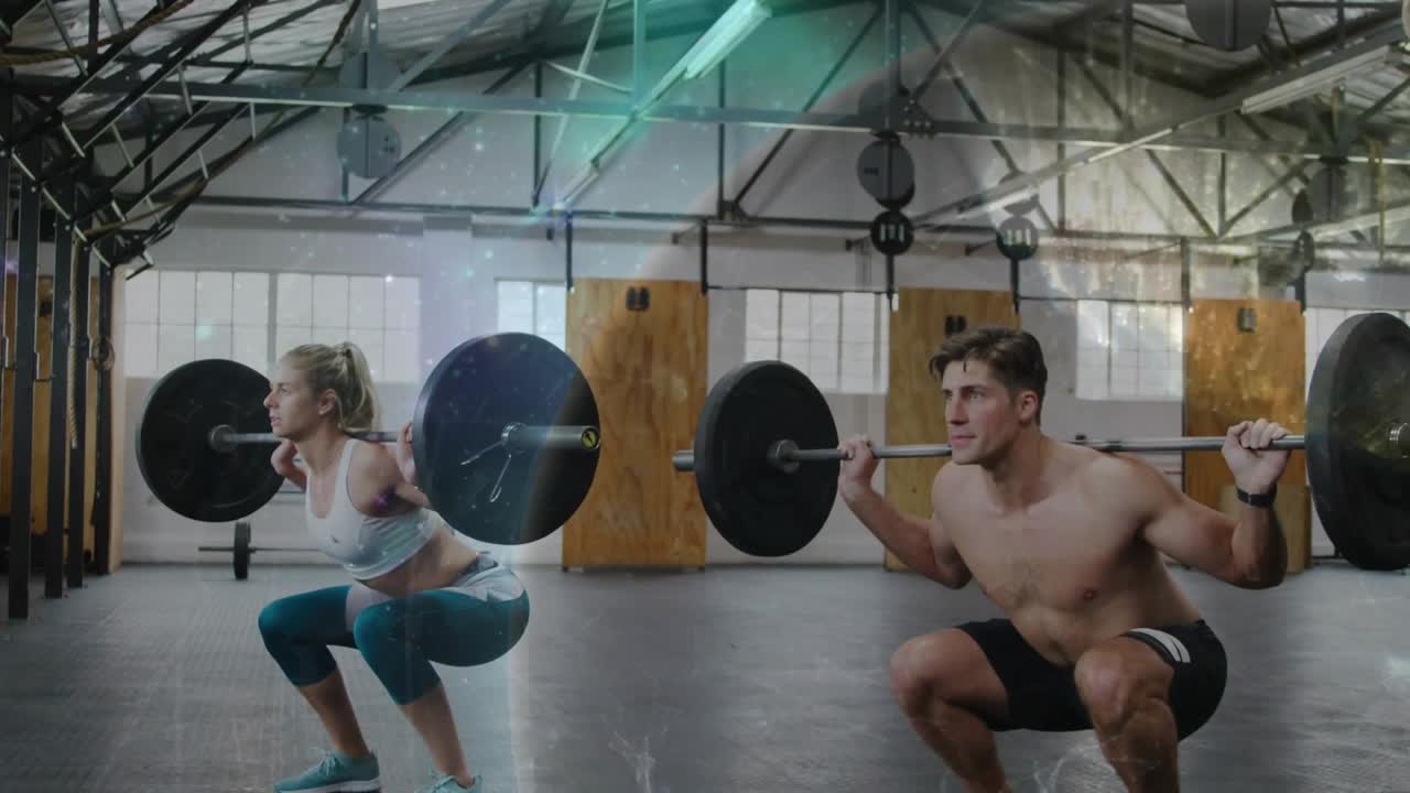 Due partner che iniziano una serie, eseguendo squat posteriori con bilanciere per il fitness, con scie che segnano il ritmo.