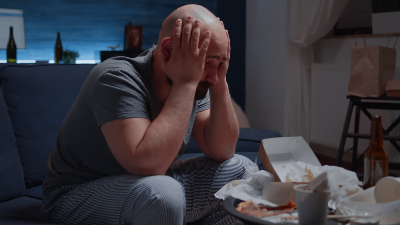 Uomo solo stressato con mal di testa che si sente vulnerabile