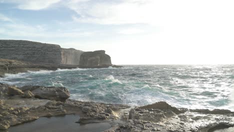 Mar-Mediterráneo-Rompiendo-Olas-En-La-Orilla-Cerca-De-La-Ventana-Azul-En-La-Isla-De-Gozo