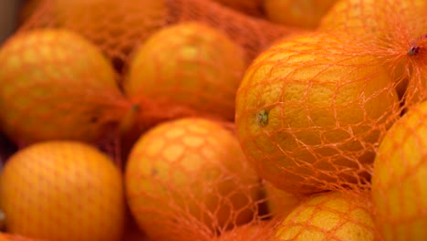 muchos naranja de cerca panorámica en un fondo de 4k en la tienda para el comprador su texto.