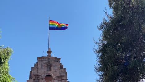 Inka-Regenbogenfahne-Von-Cusco-Peru-Weht-An-Einem-Tag-Mit-Blauem-Himmel-Im-Wind