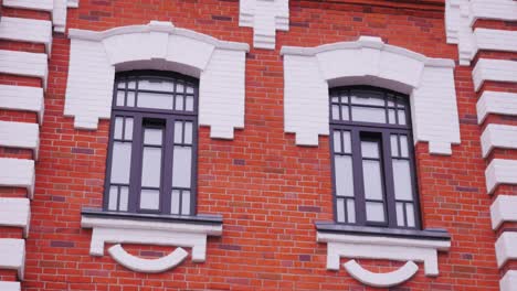 edificio de ladrillo rojo con ventanas ornamentadas