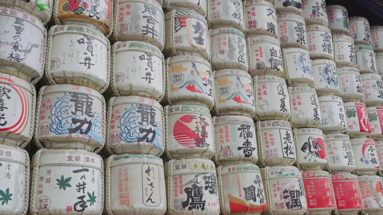 Barisan tong sake yang dihias indah menciptakan tengara budaya yang penuh warna di Kuil Meiji Jingu, salah satu destinasi bersejarah yang paling banyak dikunjungi di Tokyo