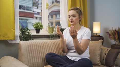 Muslim-woman-praying-in-front-of-the-window.