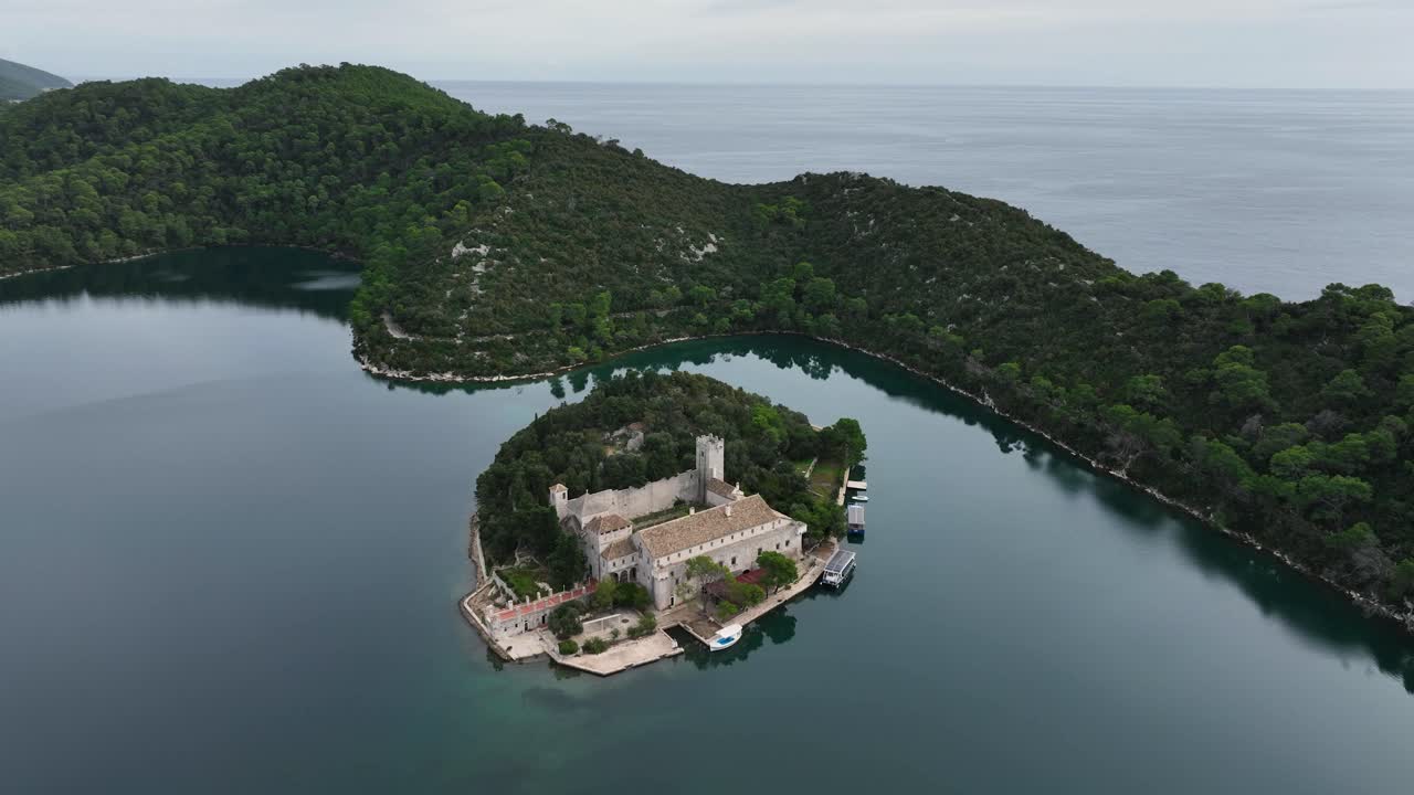 크로아티아 의 수도원 섬 의 공중 사진