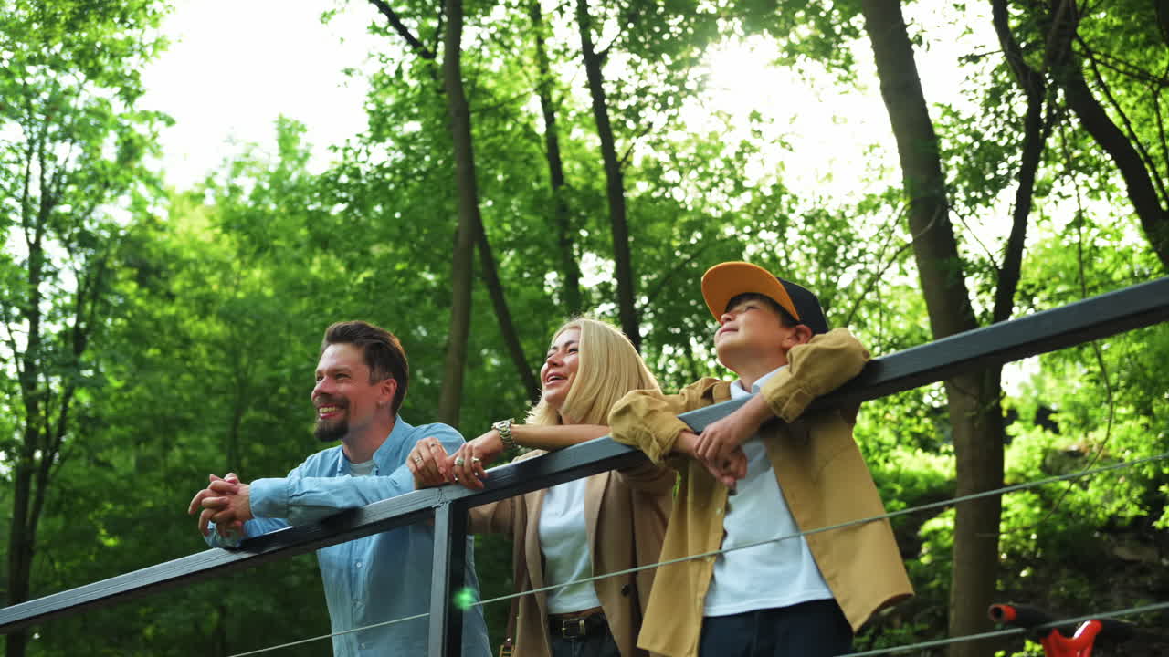 Familie som nyter en dag i parken
