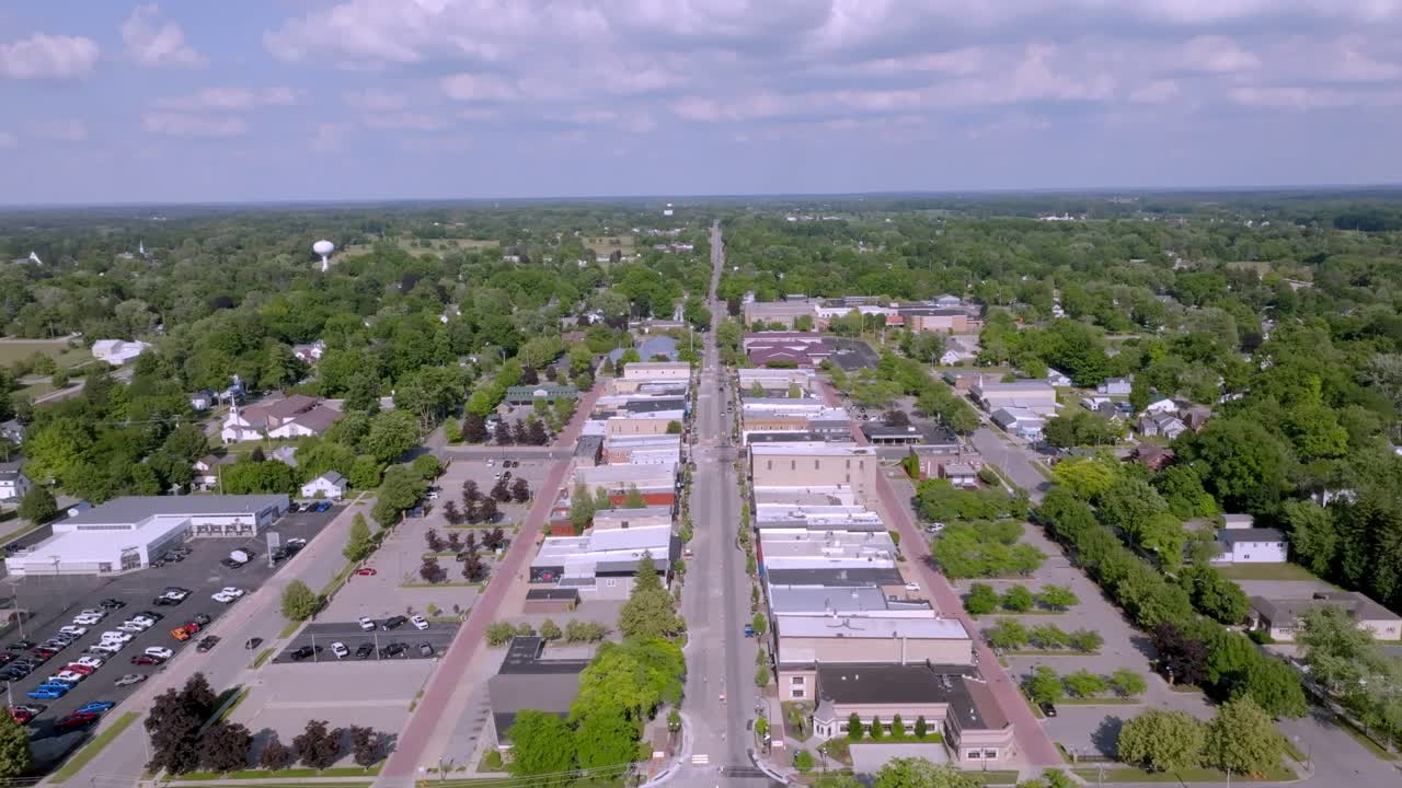 Innenstadt von Fremont, Michigan, mit Drohnenvideo, das nach oben fährt