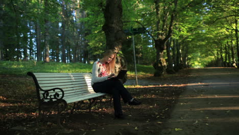 Mujer-Joven,-Con,-Computador-Portatil,-En-El-Parque