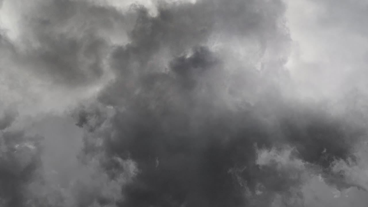 어두운 하늘에 폭풍우에 번개