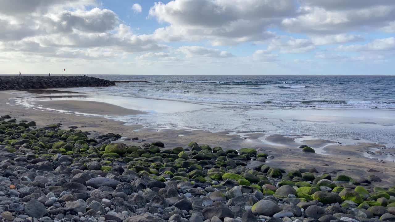 구름이 많은 날 라스 팔마스 시의 시서 록 해변